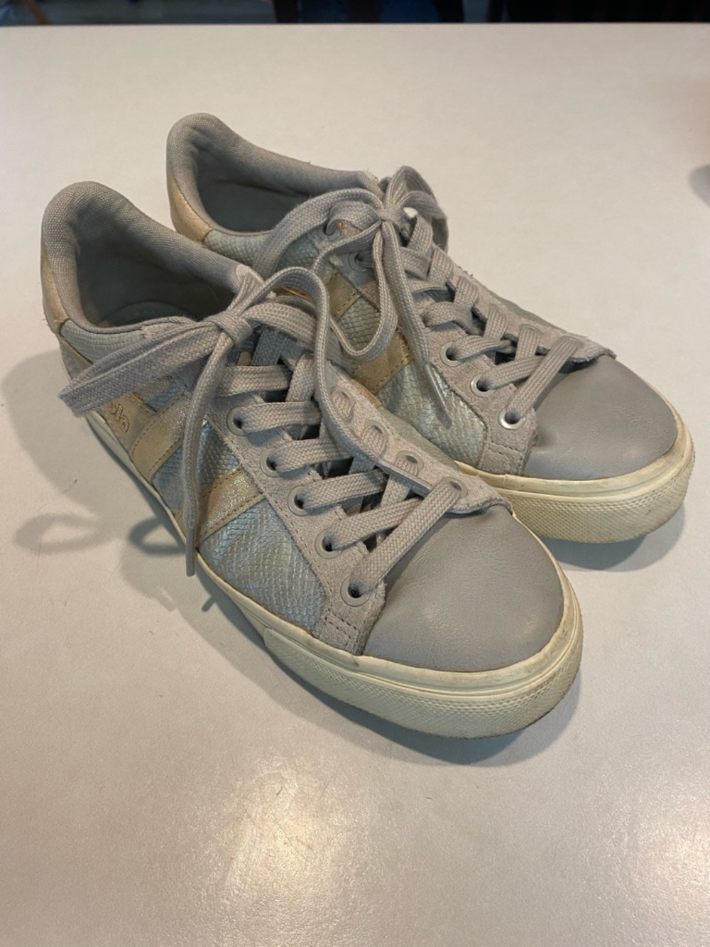 GOLA ANTHROPOLOGIE ORCHID II LIZARD FEATHER GREY AND GOLD SNEAKERS WOMENS SZ 7